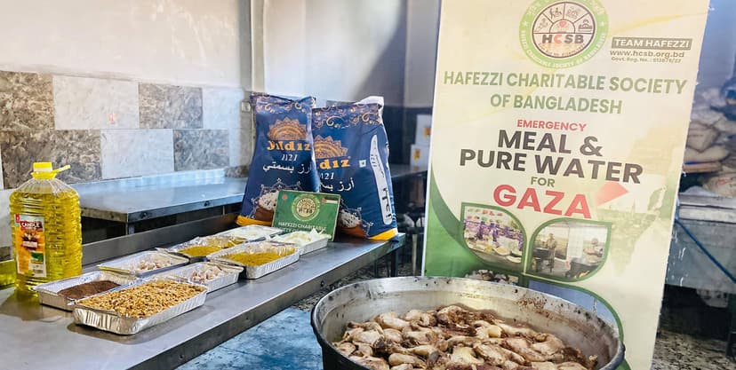 গাজার দেইর আল বালাহতে চিকেন বিরিয়ানি বিতরণ