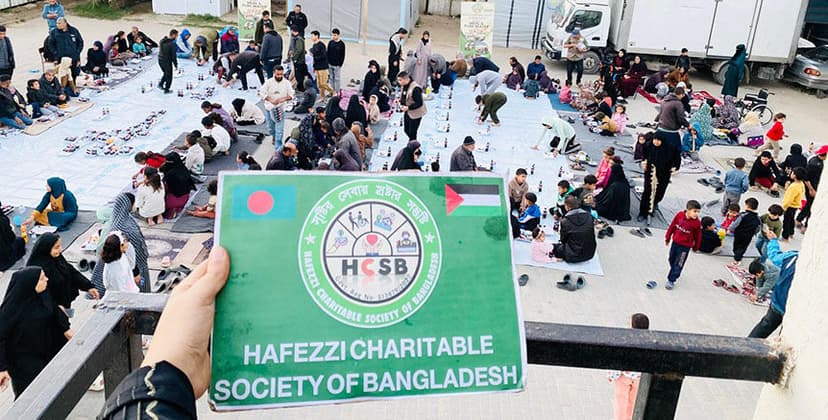 গাজায় প্রথম রমজানে ইফতার বিতরণ