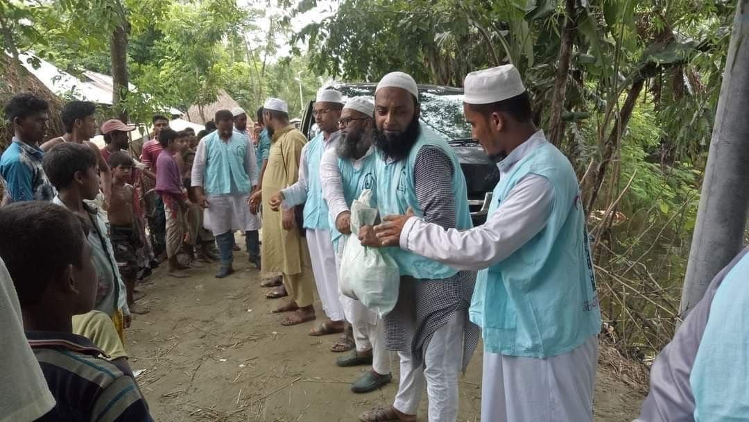 দুর্যোগ ও পুনর্বাসন সহায়তার অধীনে ত্রাণ বিতরণ