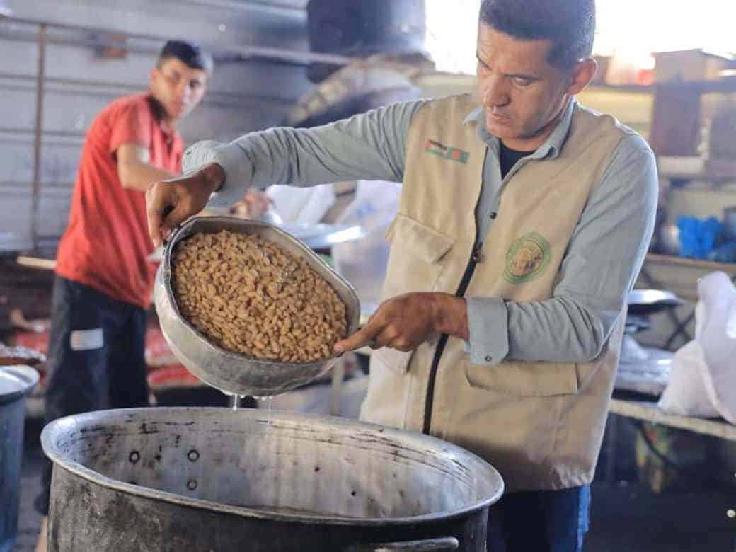 Distribution of cooked food in Gaza