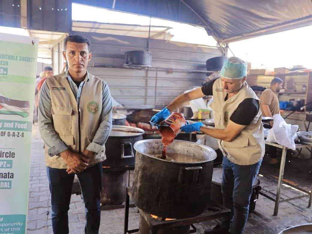 Distribution of cooked food in Gaza