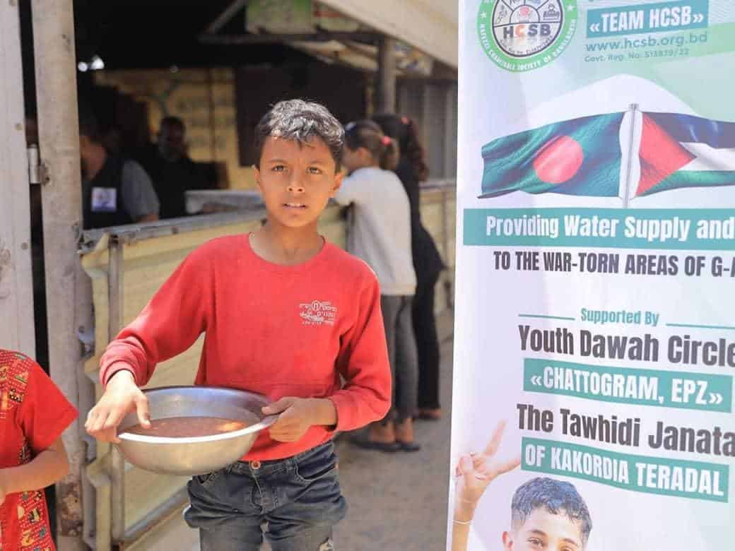 Distribution of cooked food in Gaza