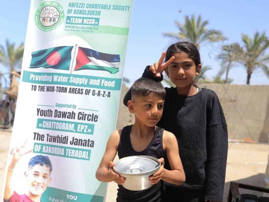 Distribution of cooked food in Gaza