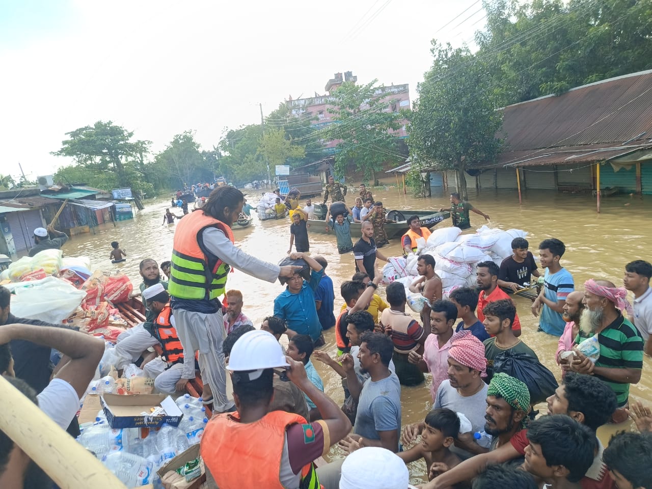 বন্যা কবলিতদের পাশে